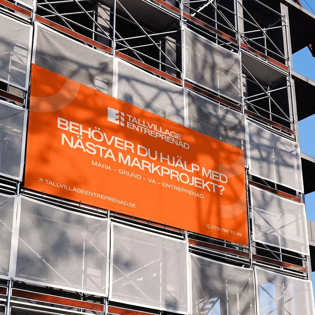 Byggplatsbanderoll för TallVillage Entreprenad